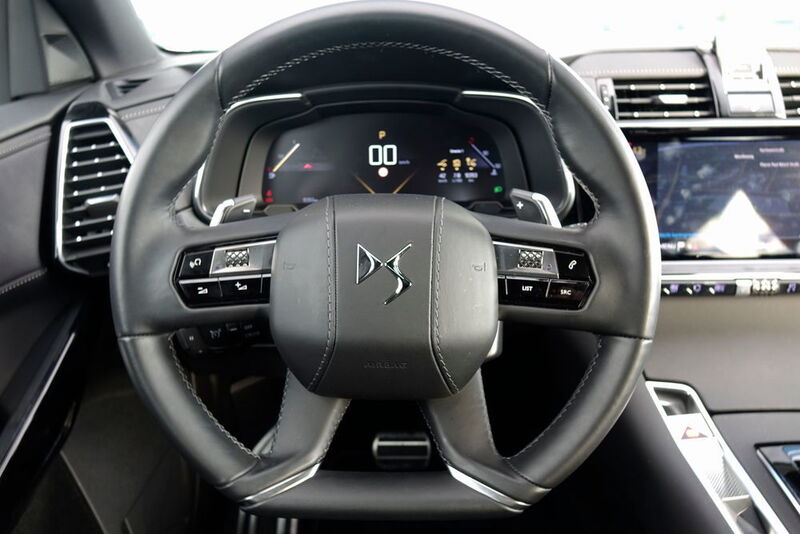 Rautenförmige Anzeigen im digital Cockpit nennen beispielsweise Geschwindigkeit, Drehzahl sowie Navigation. (Jens Scheiner/»Automobil Industrie«)