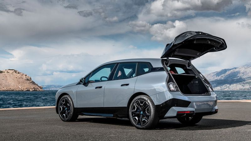 Der Kofferraum fasst bis zu 1.750 Liter. (Bild: BMW)