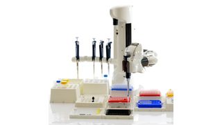 Der neue Andrew-Pipettierroboter pipettiert vollsautomatisch auf kleinstem Raum (Bild. Zinsser Analytic)