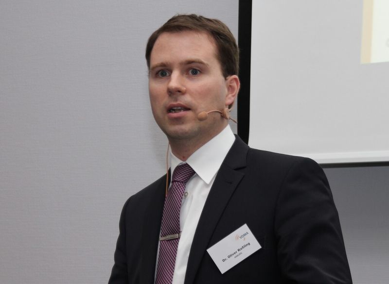 „Wir sehen und vor allem im Rapid Manufacturing, wo eine hohe Qualität der Bauteile erforderlich ist“, so Dr. Oliver Keßling von Arburg über den neuen Freeformer. (Bild: Michel)