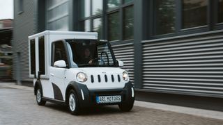 Der Ari 458 mit Kofferaufbau kann dank integrierter Solarmodule mindestens 20 Kilometer am Tag elektrisch fahren, ohne an die Steckdose zu müssen. (Bild: Ari Motors)
