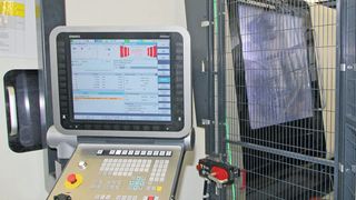 Bild 1: Die technikübergreifende Maschinensteuerung ermöglicht sämtliche Bearbeitungsmethoden und Funktionen dieses Dreh-Fräszentrums, das von einem Roboter beladen wird. (Bild: Siemens)