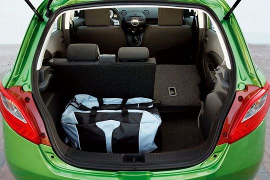 Der Kofferraum des Mazda 2 Sport fasst 250 Liter und ist somit nicht kleiner als beim Fünftürer. Zusätzlichen Stauraum mit abgetrennten Fächern gibt es unter der Abdeckung. (Archiv: Vogel Business Media)