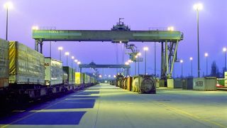 Der europäische Marktführer 
Kombiverkehr verlagert rund 23 Mio. t 
Güter und knapp 832 500 Lkw-Ladungen jährlich auf die Schiene und entlastet 
so die Straße. Bild: Kombiverkehr (Archiv: Vogel Business Media)