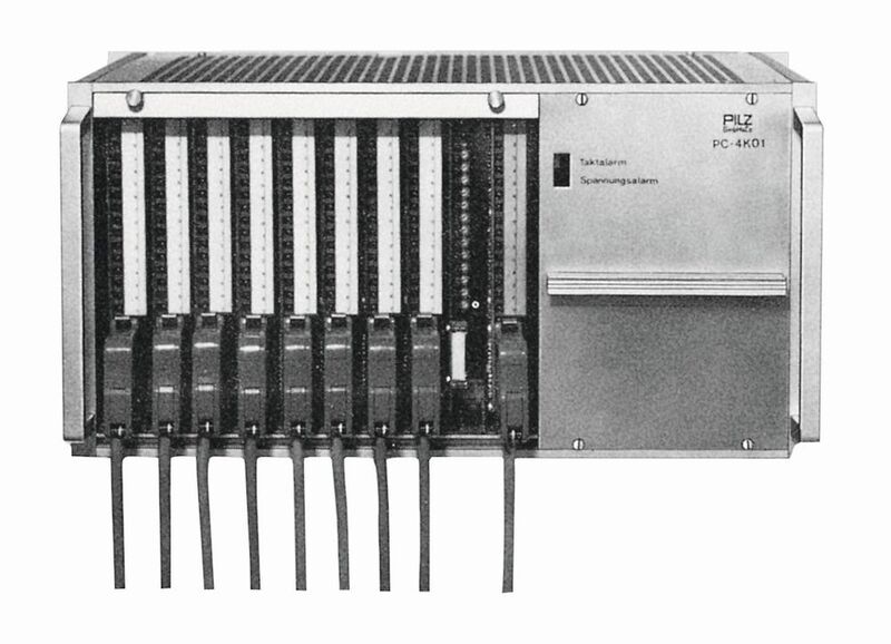 Auf Basis des Europilz-Systems – einem kompletten Programm von Europasteckkarten zum Bau von Industriesteuerungen – kann Pilz 1974 „freie Programmierung“ mit der Steuerung PC4K erfüllen.
 (Pilz)