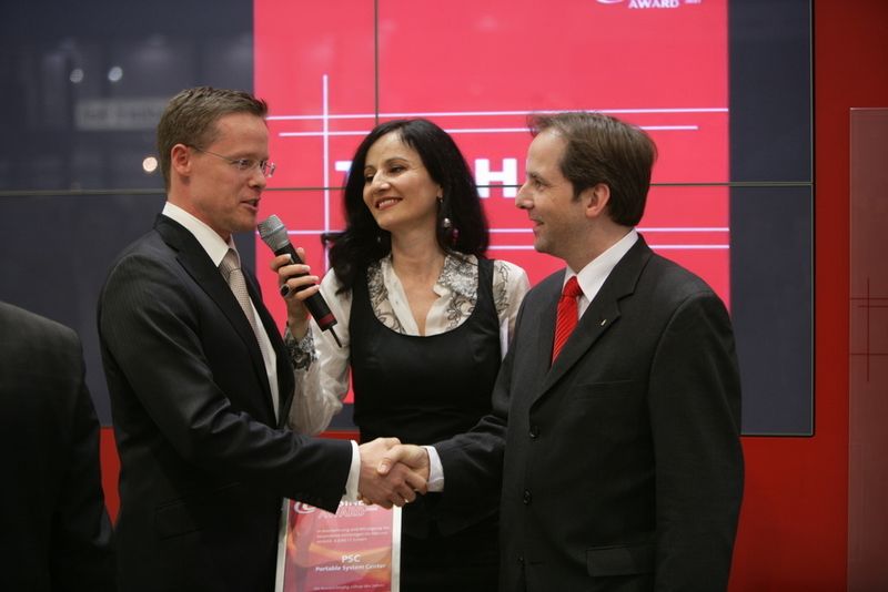 Christoph Ullrich (r.), Geschäftsführer von PSC Portable System Center, hat seit sechs Jahren einen Toshiba-eShop – und jetzt auch eine Auszeichnung dafür. (Archiv: Vogel Business Media)