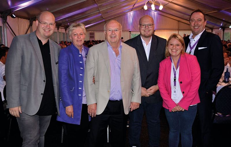 Family Business (v. l.): Sven, Gabriele, Siegbert, Sören und Svenja Wortmann sowie Tom Knicker. (Bild: Michael Hase)