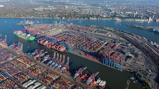 Die deutschen Seehäfen schlagen wieder mehr Güter um. Doch die Vor-Corona-Zahlen sind noch nicht wieder erreicht. Der Hamburger Hafen (Bild) ist derzeit der Spitzenreiter, wie das Statistische Bundesamt ermittelt hat. Hier noch mehr Details ... (Bild: Hamburger Hafen)