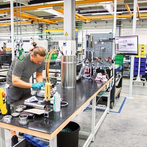 Gerade in Bereichen mit kleinen Losgrößen, wie hier bei der Sonderfertigung von Antriebskomponenten, kann mithilfe von digitalen Montagesystemen die Produktivität deutlich erhöht werden.(Bild:  Elabo)