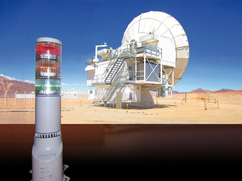 Integriert in das Teleskop-Netzwerk kontrolliert der NHL-Signalturm die korrekte Ausrichtung des APEX-Teleskops. (Bild: Dirk Muders, Max-Planck-Institut für Radioastronomie, Bonn)