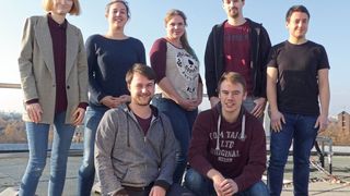 Das Team von IROCS, hintere Reihe (v.l.): Tetyana Bila, Laura Kleinert, Victoria Volkenborn, Andre Mölleken, Lars Schmidt; vorne (v.l.): Niclas Schneider und Felix Jungmann. (Uni Duisburg-Essen)