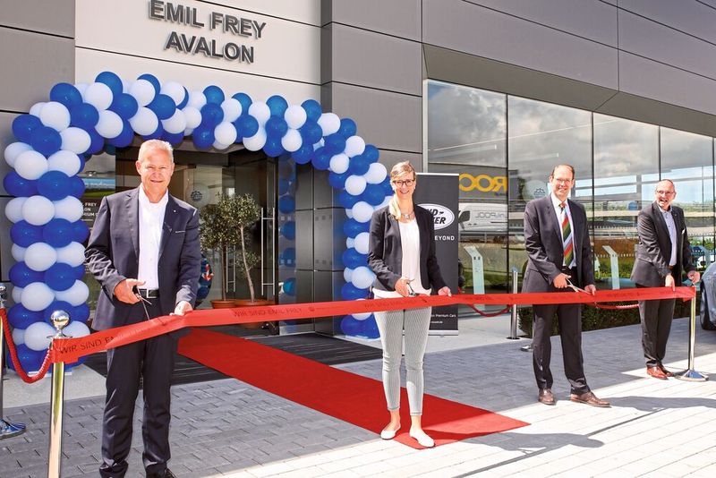 Große Neueröffnung im kleinen Kreis: (v. li.) Bernhard Linnenschmidt, Geschäftsführer Einzelhandel und Mitglied der Geschäftsleitung Emil Frey Deutschland, Oberbürgermeisterin Katrin Albsteiger, Jan Kaas van der Stelt, Geschäftsführer von Jaguar Land Rover Deutschland, und Standortleiter Andreas Dobbert.  (Bild: Emil Frey)
