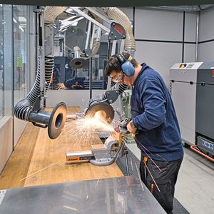 Bei der Auslegung der Schleifkabinen war es für Michael Möller, Versuchs- und Validierungstechniker im hauseigenen Technology Center der Hoffmann Group, selbstverständlich, den Schutz der Gesundheit nicht aus den Augen zu verlieren. Seit Juni 2019 steht nun ein Dustomat 4-24 H in der Handschleifkabine.