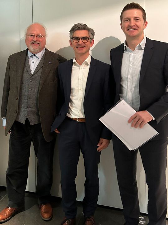 Von links nach rechts: Sebastian von Bomhard, Geschäftsführer der SDC Spacenet Datacenter und Vorstand der Spacenet AG, Michael Emmer, Vorstand der Spacenet AG, John Shea, Partner der Arcus Infrastructure Partners LLP(Bild:  Spacenet AG)