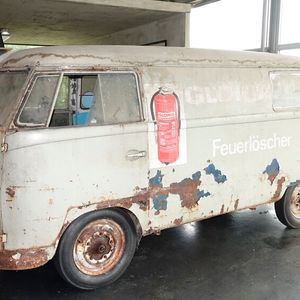 Dieser Bulli Baujahr 1950 gehört zu den Top Ten der ältesten, noch existierenden Bullis. Vieles an ihm ist noch original, manches jedoch wurde im Laufe der 19 Jahre, die der noch in Wolfsburg gebaute Bus auf deutschen Straßen verbrachte, durch jüngere Komponenten ersetzt. Dazu gehören die Ausstellfenster in den Türen.(Bild:  Dominsky – VCG)