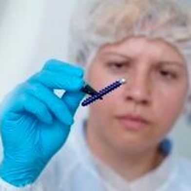 Implantierbare Schraube nach Anodisierung durch Steiger Galvanotechnique SA  (Bild: Steiger)