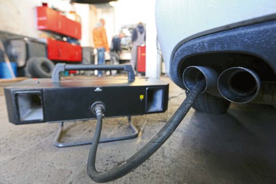 „Wieder rein ins Rohr“ heißt es seit 1.1.2018 in Sachen AU und generelle Endrorhmessung. Ab kommendem Januar, und darüber hinaus, werden sich weitere Aspekte im Rahmen der Abgasuntersuchung ändern. Ein sehr wichtiger: Die AU wird künftig im Rahmen eines akkreditierten Verfahrens ablaufen müssen.(Bild:  dpa)