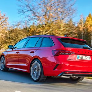 Den Octavia Combi RS Plus iV gibt es nicht nur als Kombi, sondern auch als Limousine mit einem teilzeitelektrischen Antrieb.(Bild:  Skoda)