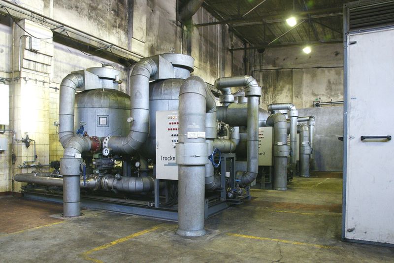 Bild 7: Die drei Adsorptionstrockner arbeiten mit einem Drucktaupunkt von –80 °C. (Bild: Aerzener)