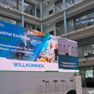 Blick auf die Bühne kurz vor dem Start der PTC Industrial Exchange 2026. (Bild: WIN/M. Ehrhardt)