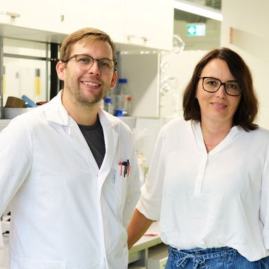 Joscha Meiers forscht mit einem Marie Skłodowska-Curie Postdoctoral Fellowship der EU in der Arbeitsgruppe von Professorin Tanja Gulder. (Bild: Claudia Ehrlich/UdS)