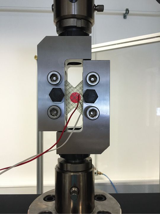 Schubversuch nach ASTM D7078 mit einem V-förmig gekerbten Probekörper, bei dem eine DMS-Rosette mit einer Messgitterlänge von 10 Millimetern verwendet wird. Das Ziel ist die Ermittlung von Schubmodul, Schubfestigkeit und maximaler Schubdehnung. (Bild: Grasse Zur)
