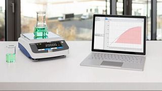The picture shows the Kern PDS precision scale in combination with Kern Balanceconnection software. (Source: Kern & Sohn)