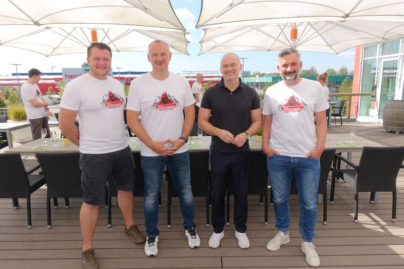 Danke an die Sponsoren (v. l.) Peter Wilfahrt, IHK Bayreuth, Jochen Kraus, MR Datentechnik, Prof. Dr. Gordon Thomas Rohrmair, Hochschule Augsburg und Marco Di Filippo, whitelisthackers.  (IT-BUSINESS)