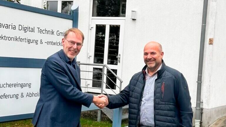 Fredrik Berghel, CEO von Inission AB, und Manuel Stelzer, Geschäftsführer von Bavaria Digital Technik in Pfronten.(Bild:  BDT)