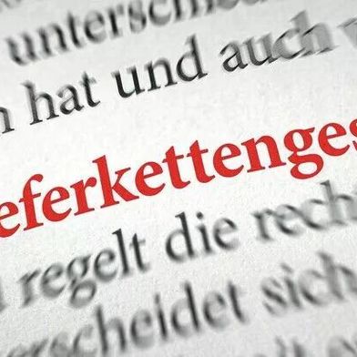 Bisher war das Lieferkettensorgfalts-Pflichtengesetz ein rotes Tuch für die deutsche Industrie, wie die Farbe hier andeuten soll. Es könnte aber sein, dass aus Rot bald wenigstens Gelb wird, wenn die Bundesregierung ihre Ideen zur Vereinfachung umsetzen kann. Aber da ist auch noch die EU ... (Bild: Zerbor - stock.adobe.com)