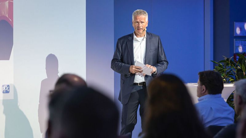 Wie man richtig mit Sonderfarbtönen in der Werkstatt umgeht, erklärte der PPG-Trainer Sascha Petschke. (Bild: Stefan Bausewein)