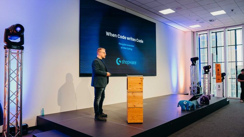 Shopware Co-CEO Stefan Hamann hielt einen Vortrag zum Thema Vibe Coding. (Bild: Shopware)