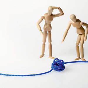 Anschließend sollten Sie versuchen gemeinsame Lösungen zu finden. Allzu oft werden Konflikte nicht gelöst, sondern man sieht über sie hinweg und vergisst sie. Das Ziel von jedem Konflikt sollte jedoch sein, dass eine gemeinsame Lösung gefunden wird. Fixieren Sie sich daher nicht auf das Problem, sondern darauf wie Sie einen Weg finden, der für alle Beteiligten akzeptabel ist. (Bild:  © C. Schüßler – stock.adobe.com)