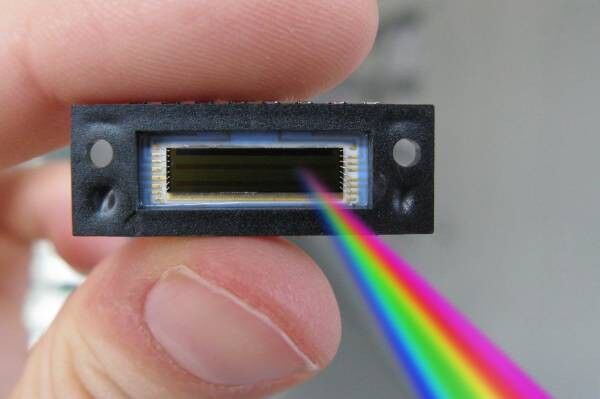 CMOS-Sensoren sind nicht länger farbenblind für Licht im ultravioletten und blauen Spektralbereich, dank eines neuartigen Fertigungsprozessschrittes, den das Fraunhofer IMS entwickelt hat. Das könnte laut IMS UV-spektroskopische Methoden revolutionieren und deren Genauigkeit verbessern. (Messe Stuttgart)