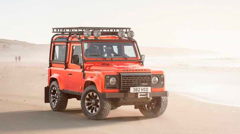 Neben klassischen Farbtönen und traditionellen Felgen erhalten Classic-Defender-V8-by-Works- Bespoke-Interessierte auch knallige Lackierungen und moderne Felgen.  (Bild: JLR)