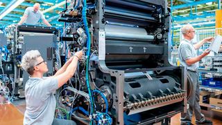 Jetzt können die Mitarbeiter bei Heidelberger Druckmaschinen wieder ranklotzen! Denn die Messe Drupa beschert dem Unternehmen viele Aufträge. Hier einige Details ... (Bild: Heidelberger Druckmaschinen)