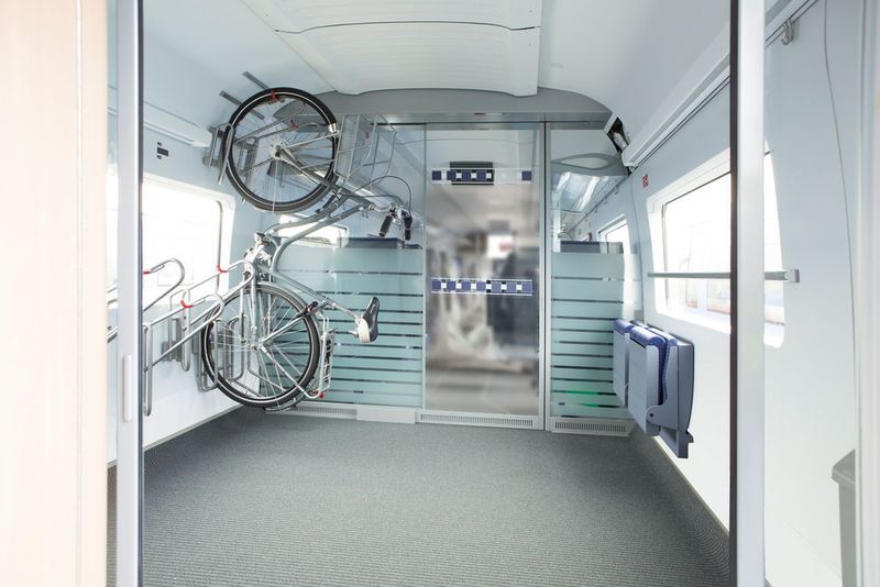 Auch die einfache Mitnahme des eigenen Fahrrads und somit eine besonders umweltfreundliche Kombination des Reisens soll möglich sein. Die reservierungspflichtigen Stellplätze in einem Endwagen des Zuges gewährleisten einen geordneten und sicheren Transport der Fahrräder. (Siemens)