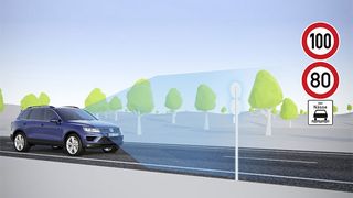 VW hat die Verkehrszeichenerkennung optimiert: Nun sollen auch Zusatzzeichen und verschmutzte Schilder erkannt werden können. (Volkswagen)