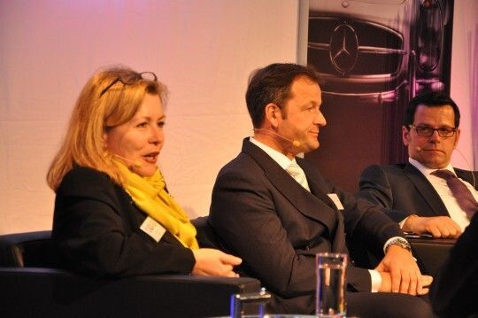 Dr. Marianne Reeb, Zukunftsforscherin der Daimler AG, und Georg Abel, neuer Leiter Vertrieb Service vom Mercedes-Benz-Vertrieb Deutschland, lobten die Beresa-Mitarbeiter für die gute Zusammenarbeit. (Foto: Richter)