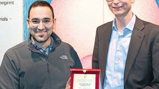 Ralf Piesch (r.), Leiter der Personalentwicklung, nahm die Auszeichnung entgegen. (Vacuumschmelze)