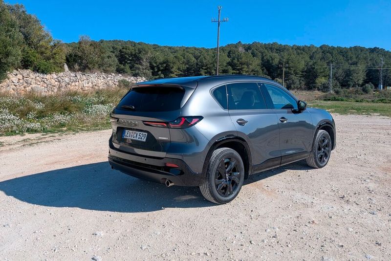 Am steilen Heck des CX-5 prangt nicht mehr das Logo, sondern der Schriftzug Mazda. (Bild: Mauritz – VCG)