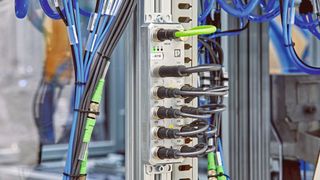 Flexible und effiziente Feldverdrahtung mit der neuen M12-Push-Pull-Schnellanschlusstechnik und den Axioline E-Geräten der nächsten Generation. (Bild: Phoenix Contact Electronics GmbH)