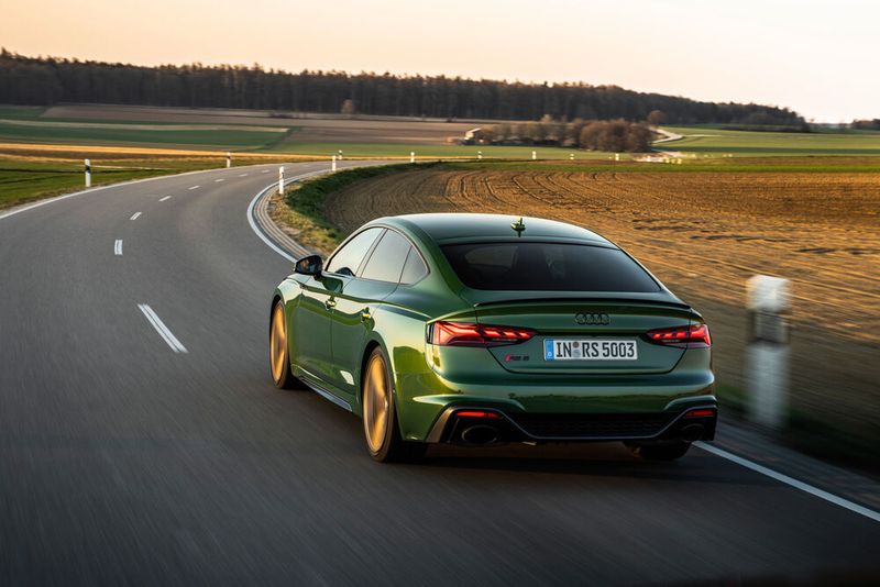 Der Allrad mit der variablen Kraftverteilung, das Sportdifferential an der Hinterachse, die Bremsen, eine messerscharfe Lenkung und ein fein ausbalanciertes Fahrwerk, machen den Sportback zu einem leidenschaftlichen Präzisionswerkzeug. (Bild: Audi)