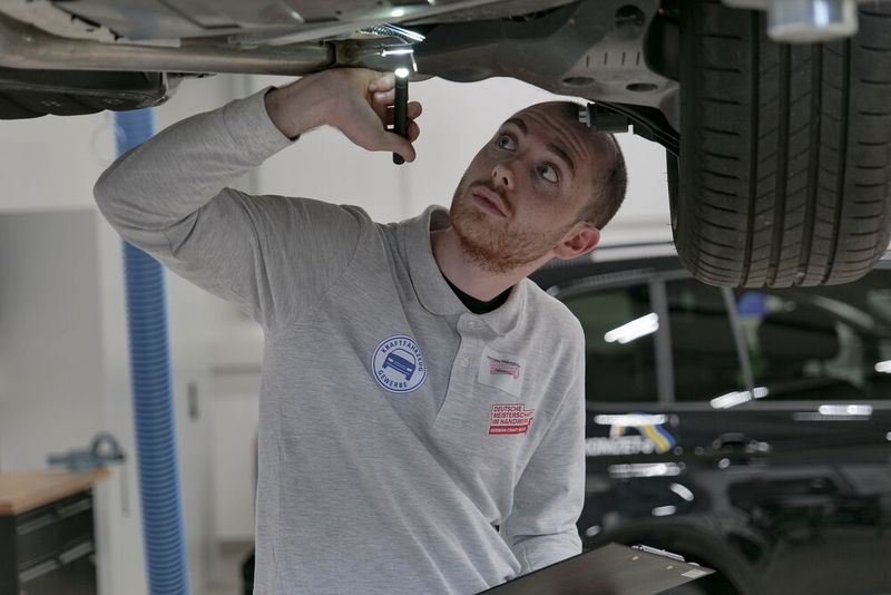 Leonidas Triantafyllos aus Nordrhein-Westfalen beim Check des Mini Clubman für die Hauptuntersuchung. (Bild: Schmidt - VCG)