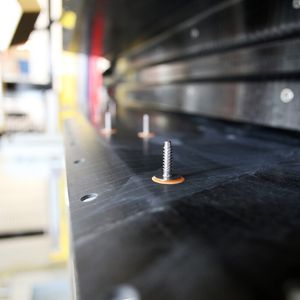 Nur eine optimal ausgeführte Verklebung garantiert die ausreichende Belastbarkeit der Bolzen – ein leistungsfähiges Projektteam hat das erreicht.