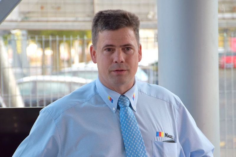 Fimeninhaber Alexander Nagel erklärt den Aufbau und die Prozesse seines Unternehmens. (Schweitzer)
