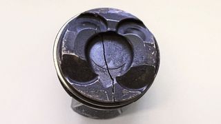 Die Druckspitzen bei LSPI (Superknock) können so stark sein, dass Kolben förmlich gesprengt werden. (Bild: Liqui Moly)