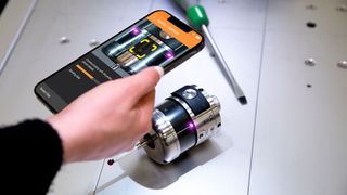 Die nächste Generation von Renishaws Funkmesstaster-System ist da – rechtzeitig zur EMO Milano 2021. Es scheue keine Datenflut und halte batterietechnisch fünfmal länger durch, als vorher. (Renishaw)