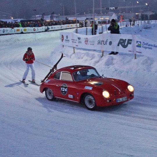 Oldtimer und Skijöring: Diese spektakuläre Verbindung zeigte zum zweiten Mal das GP Ice Race in Zell am See.(Bild:  Matthias Knödler)
