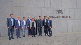 Gäste und Teilnehmer der Veranstaltung in der Landesvertretung Baden-Württemberg in Berlin: (v. l.) Carsten Beuß (HGF Kfz-Gewerbe Baden-Württemberg), Stephan Ertner (Landesvertretung BW), Prof. Dr. Benedikt Maier (IfA), Carl Biedermann (Koch Automobile), Katja Gicklkorn (E-Mobil), Wolfgang Fischer (E-Mobil), Walter Hannes (MdB), Dr. Kurt Christian Scheel (HGF ZDK) und Michael Ziegler (Präsident Kfz-Gewerbe BW). (Bild: VCG - Zietz)